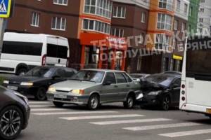 В Брянске на улице Горбатова перед пешеходным переходом столкнулись две легковушки