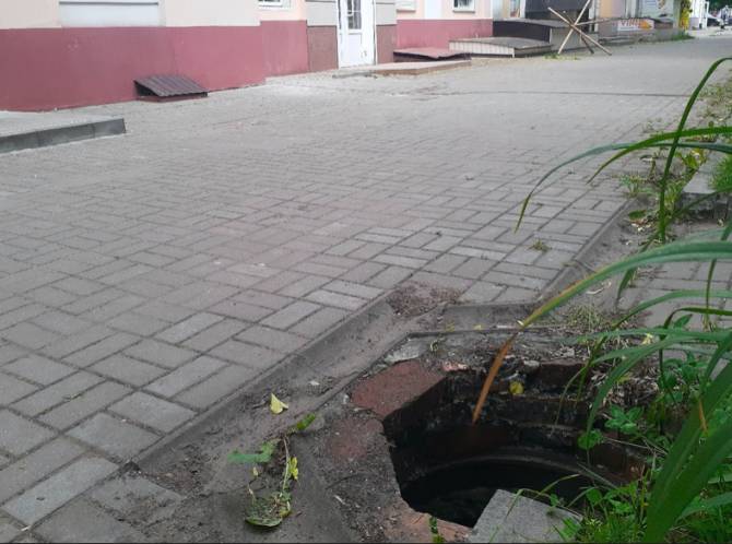 Брянских пешеходов на улице Медведева подстерегает опасная ловушка
