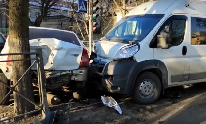 В Брянске в жутком ДТП с маршруткой №99 пострадали двое человек