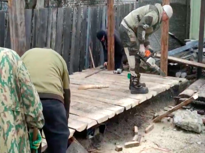 В Белых Берегах активисты построили дома для бродячих собак