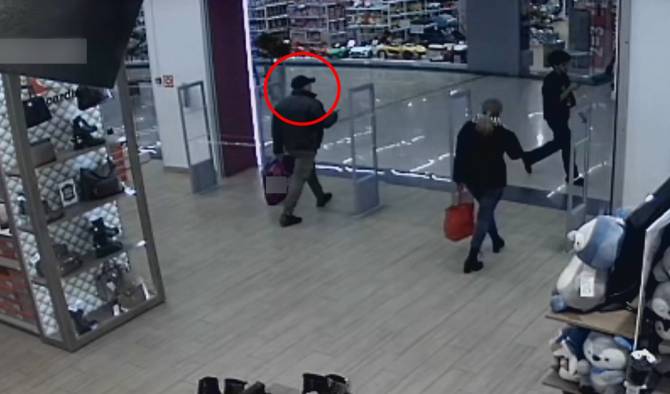 Житель Брянска украл из магазина женские сапоги