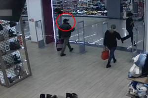 Житель Брянска украл из магазина женские сапоги