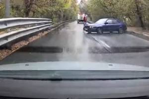 В Брянске закрутившаяся на дороге Toyota едва не попала в ДТП