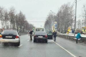 На въезде в брянское село Супонево иномарка протаранила УАЗ
