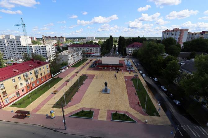В Брянске открыли отремонтированный сквер у кинотеатра «Салют»