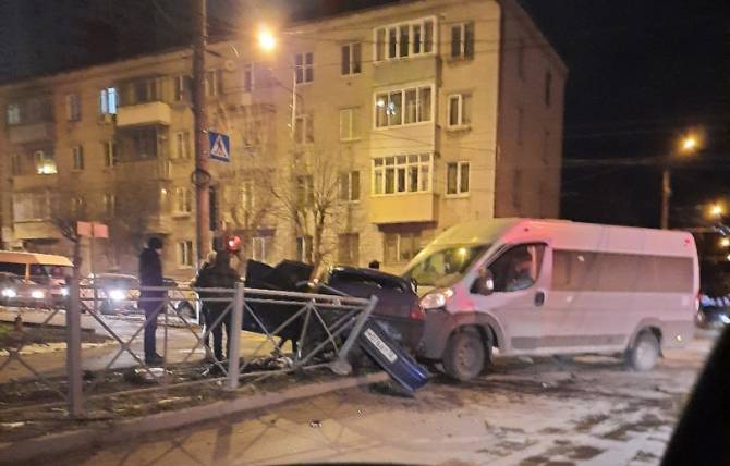 В Брянске на улице Урицкого произошло жуткое ДТП с маршруткой
