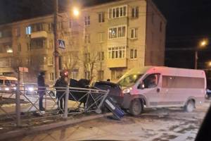 В Брянске на улице Урицкого произошло жуткое ДТП с маршруткой