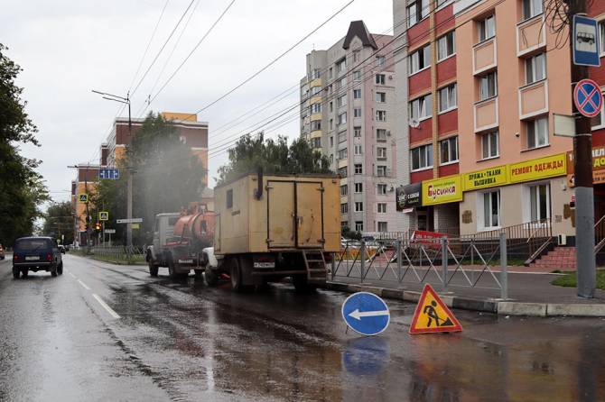 В Брянске на улице Советской устранили порывы на водоводе