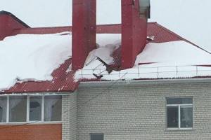 В Карачеве после капремонта крыша многоэтажки стала опасной для жильцов