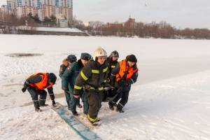 Брянские сотрудники МЧС спасли провалившегося под лёд рыбака