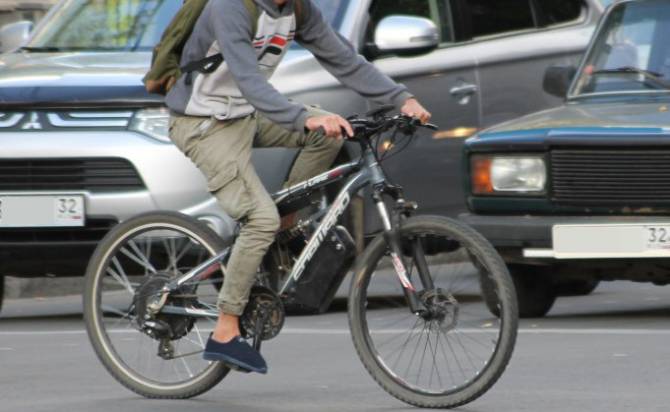 В брянском поселке Локоть подросток на велосипеде протаранил легковушку