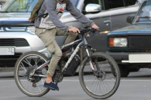 В брянском поселке Локоть подросток на велосипеде протаранил легковушку
