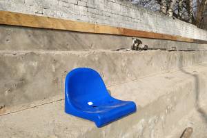 В поселке Локоть приступили к установке пластиковых кресел на трибунах стадиона