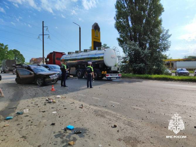 В Брянске в ДТП попали четыре легковушки и молоковоз