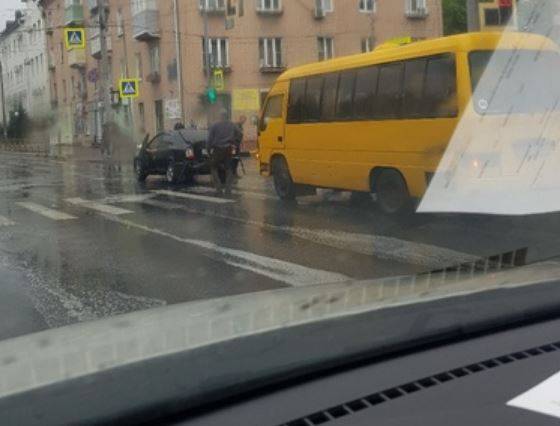 В Брянске столкнулись микроавтобус и легковой автомобиль