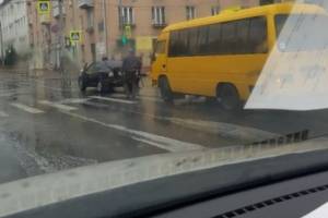 В Брянске столкнулись микроавтобус и легковой автомобиль
