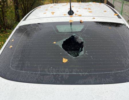 Житель Карачева разбил кирпичом иномарку соседа 