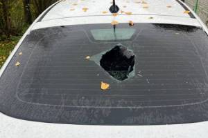 Житель Карачева разбил кирпичом иномарку соседа 