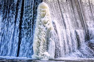 Брянцам показали зимнюю красоту Белобережского водопада