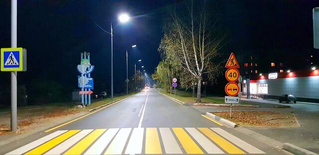 В брянском поселке Белые Берега осветили опасный пешеходный переход