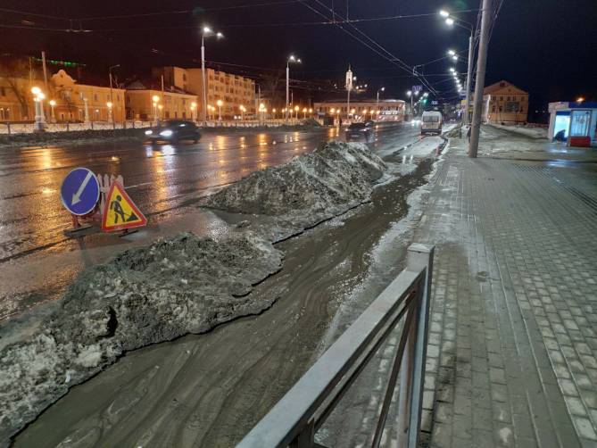 В центре Брянска тает снежный памятник безответственности дорожников