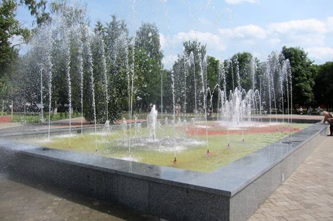 В Брянске в обновлённом Плетарском сквере запустили фонтан