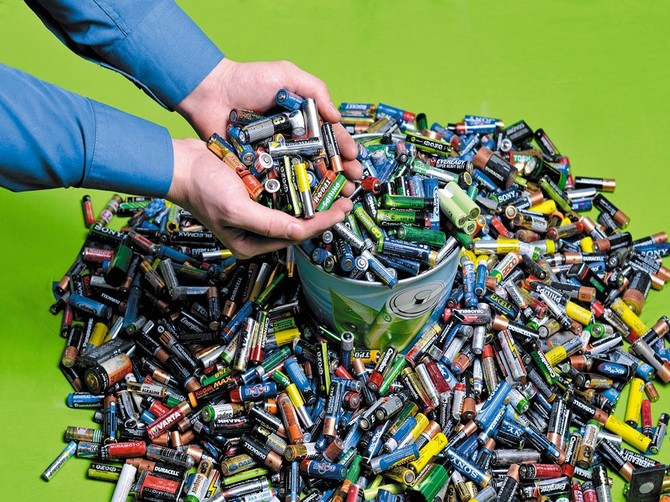 Брянцам запретят выбрасывать батарейки в мусоропровод и урны