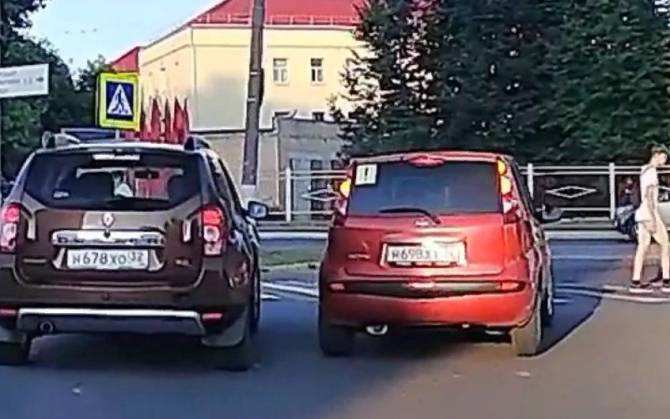 В Брянске сняли на видео автохама на Renault