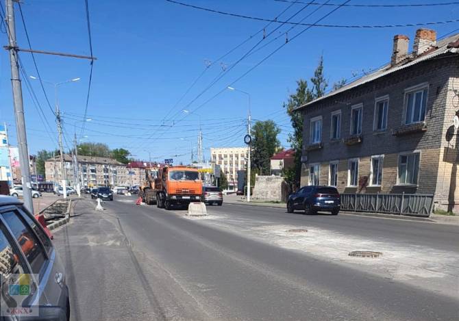 В Брянске на Станке Димитрова выравнивают люки колодцев относительно уровня проезжей части