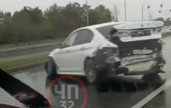 В Брянске на новой дороге-дамбе разбились 2 автомобиля