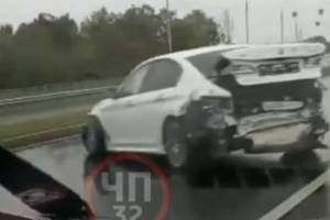 В Брянске на новой дороге-дамбе разбились 2 автомобиля