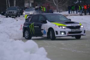 Под Брянском прошли автомобильные гонки на ледяной трассе