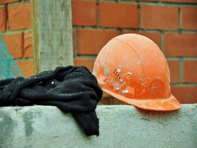 В Брянске на стройке по улице Счастливой погиб рабочий после падения с 10-го этажа