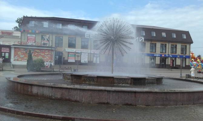 Жителей Клинцов возмутили потоки от центрального фонтана