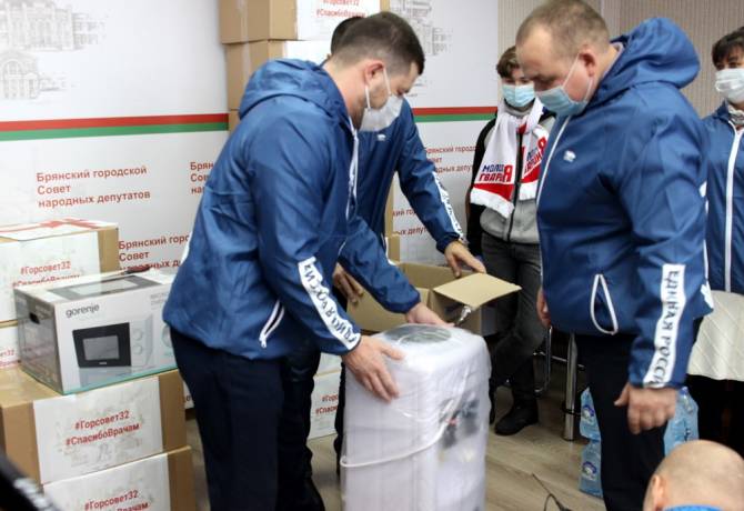 Брянские депутаты купили микроволновку для работников роддома