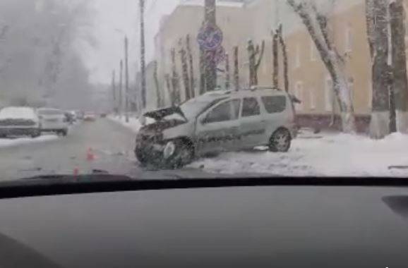 В Брянске на перекрестке возле университета разбились две легковушки