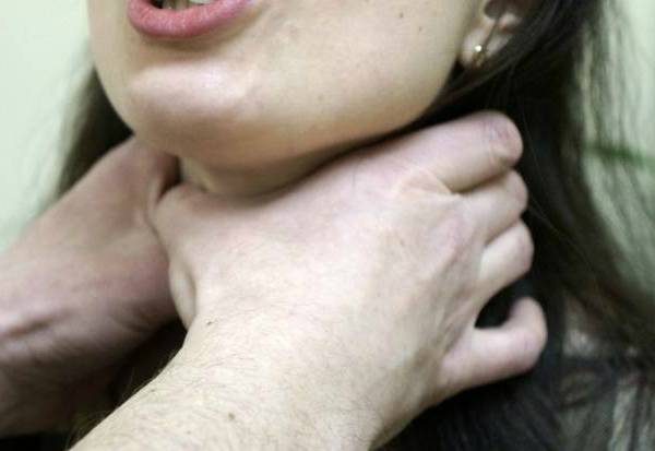 В брянском селе 28-летнюю женщину едва не задушил сожитель