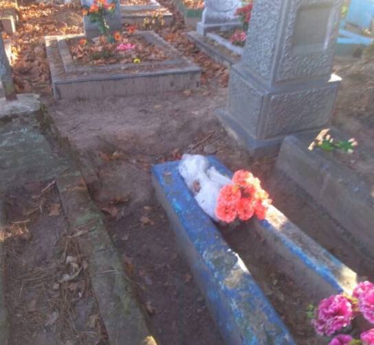 В Клинцах на Зубовском кладбище с могилы украли памятник