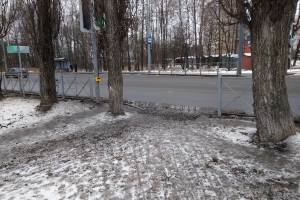 В Брянске на Литейной сфотографировали непроходимый пешеходник