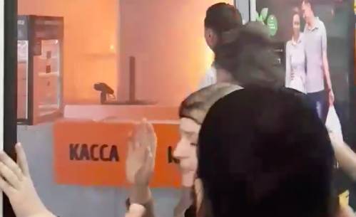 В Брянске сняли на видео горящее кафе в ТЦ «Европа»