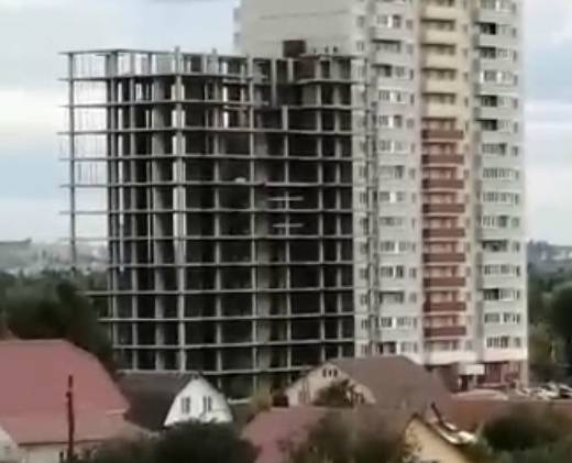 В Брянске сняли на видео опасные игры детей на стройке многоэтажки 