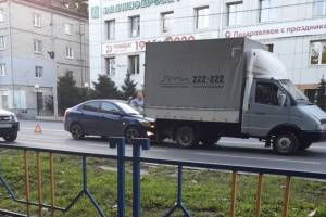В Брянске легковушка врезалась в грузовик «Городского такси»