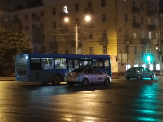 В Брянске на Площади Партизан столкнулись автобус и легковушка