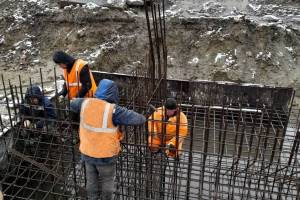 В Брянске паводок не остановил строительство моста на набережной