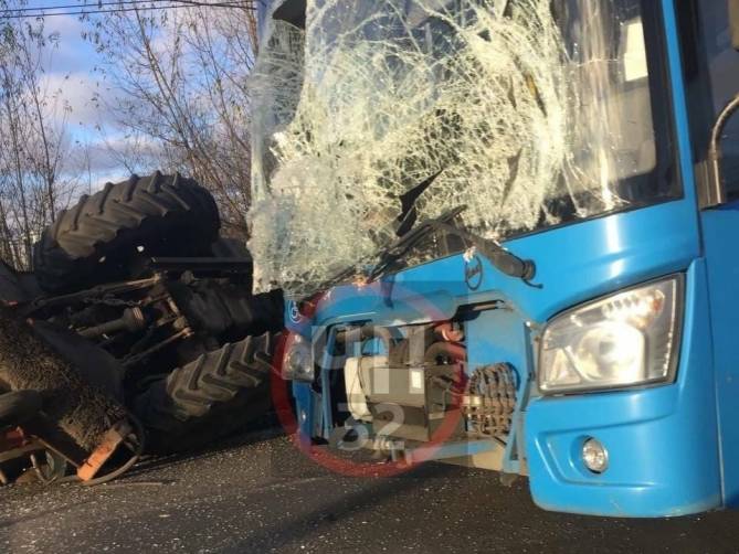 В Брянске у ж/д вокзала произошло жуткое ДТП с трактором и синим автобусом