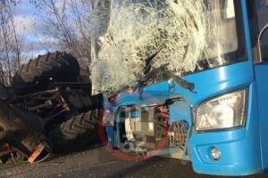 В Брянске у ж/д вокзала произошло жуткое ДТП с трактором и синим автобусом