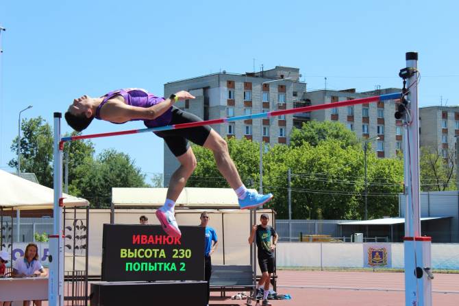 Брянский легкоатлет Илья Иванюк взял высоту в 2,3 метра