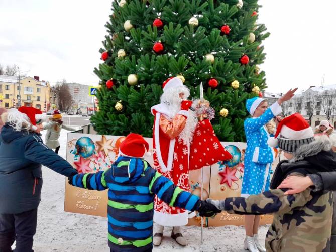 В Брянске открыли главную новогоднюю ёлку Фокинского района