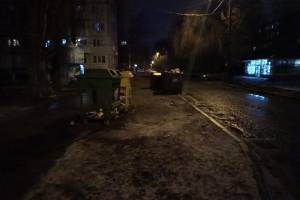 В Брянске на Орловской тротуары перегородили мусорными баками