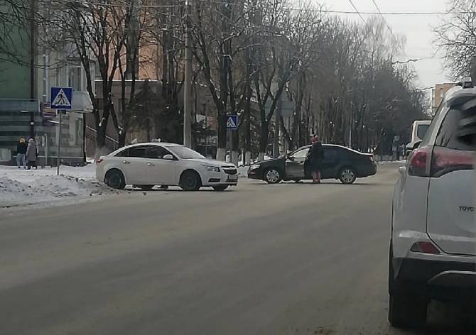 В Брянске на Куйбышева легковушка попала в ДТП